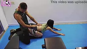 Me gusta ver como el entrenador se folla a nuestra amiga en el gym.