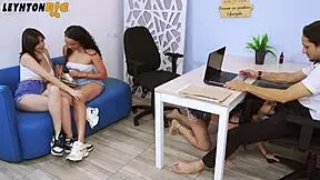 me follo a la mujer de mi jefe en frente de mis compa�eras de trabajo