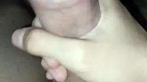 Novinho pauzudo gozando na punheta gostoso