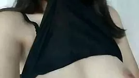 Manekizinha mostrando seus peitos!