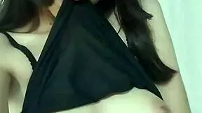 Manekizinha mostrando seus peitos!