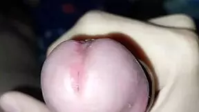 Novinho pauzudo gozando na punheta gostoso