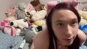 Hey, check out this kinky teen posing her ass for you! 😏