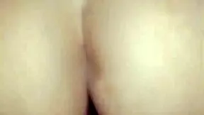 Esta perrita le gusta sentarse en la verga y montarlo como vaquera inversa?