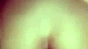 Esta perrita le gusta sentarse en la verga y montarlo como vaquera inversa?