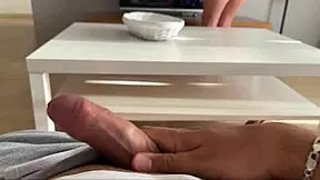 Padrastro me muestra su polla mientras yo limpio el polvo no quiero mirar pero termino haciendo una paja chupando y cabalgando en su polla hablando en espanol