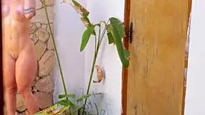 Peguei Minha Amiga Tomando Banho Pelada no Chuveiro do Jardim e Gravei no Celular