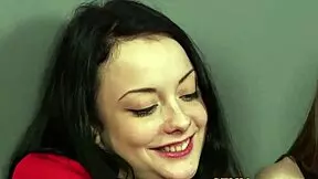 Eleganten CFNM najstnica 18+ vleče trdi kurac