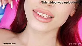 Som úderná ryšavá kráska ukazujúca svoje sexy telo