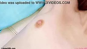 jsem úžasná zrzavá kráska ukazující své sexy tělo