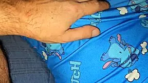 Üvey kızımın amcığını masumca ovuyorum ve sikim kayarak içine giriyor