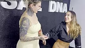 Otišao sam na tetovažu na dupe, pička mi je curila, tetovažerka ju je lizala, svršio sam joj u usta