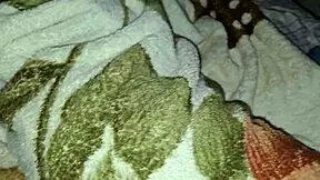 Esfrego inocentemente a bucetinha da minha enteada e o pau escorregou para dentro esfregando de vontade