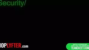 एलपी ऑफिसर शॉपलिफ्टिंग के बाद सीनेटर की स्टेपडॉटर को बैक ऑफिस ले जाता है