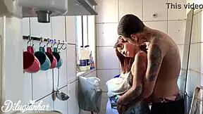 Peguei minha empregada de bobeira e tentamos fuder mais minha mulher chegou em casa