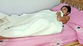 Beyaz adam iç çamaşırındaki esmer güzelle iyi şeyleri test ediyor