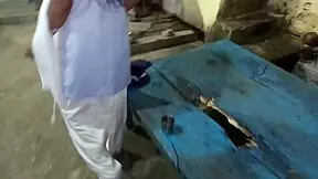 omg, first time with my virgin indian girlfriend outdoors, she bent over for doggystyle 😍