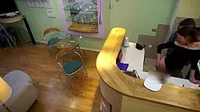 若い18歳の赤毛の女の子がキッチンで年老いた継父の激しいファックから激しい快楽を感じる