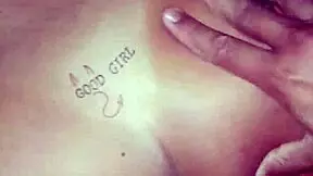 Ektemann knuller kones venninne med stor kuk i soverommet