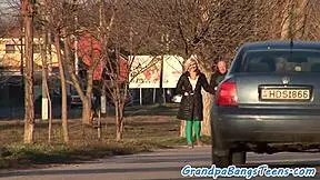 Apa cewek ini nyedot kontol kakek di doggystyle?