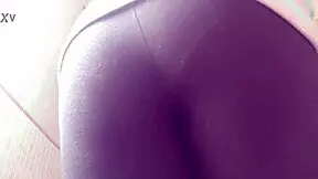 Моја стрна Amira са целулитном гузом пиша и прди док гледам