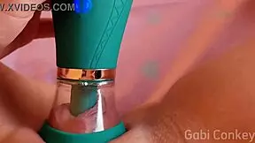 intenso orgasmo testando meu novo vibrador que chupa gostoso... você me chuparia assim?