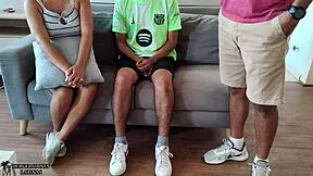 Povedel sem svojo punco k očimu in končal s tem, da sem jo jebal in ji dal njegovo spermo za požiranje