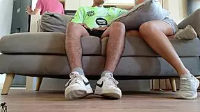 Povedel sem svojo punco k očimu in končal s tem, da sem jo jebal in ji dal njegovo spermo za požiranje