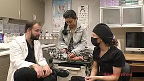 Kaj je pod zdravnikovimi novimi scrubi s Stacy in Jasmine?