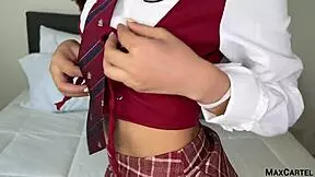 이 작은 18+ 청년이 치마 속에서 장난치네