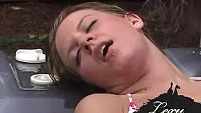 렉시 로한, 자쿠지에서 보지 손가락함