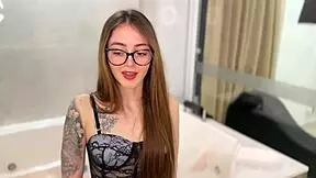 호텔 손님 방에서 박아줘서 거대한 정액 얼굴 사정.