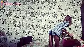 Amaterska žena uživa v jahanju od draženja do pozicij