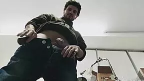 Nézd, ahogy besurranok a boltba óriási cumshot masturbációért