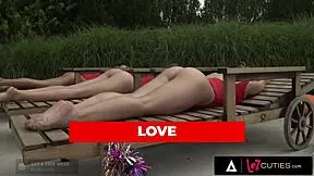 Üç Rus lezbiyen güneşte ateşli üçlü yapıyor