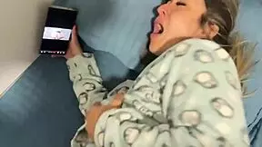 enteada seduz padrasto assistindo pornô de porta aberta, big tits latina riding and squirting