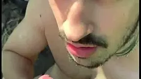 Comi um desconhecido batendo uma na trilha