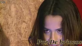 duas safadas encarando um brinquedo gigante