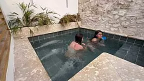 dos lesbianas calientes se masturban en una piscina p�blica con miedo a que las descubran?