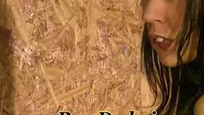 duas safadas encarando um brinquedo gigante