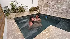 dos lesbianas calientes se masturban en una piscina p�blica con miedo a que las descubran?
