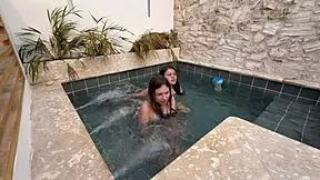 dos lesbianas calientes se masturban en una piscina p�blica con miedo a que las descubran?