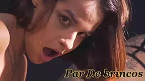 duas safadas encarando um brinquedo gigante