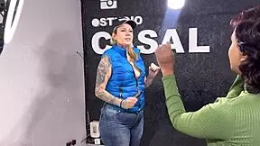 novinha de apenas 18 aninhos vai no studio de tatuagem fazer uma linda tatu no cuzinho apertadinho tatuadora aproveita e masturba ela no cu ela goza pela primeira vez na vida tirou meu caba�o