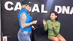 novinha de apenas 18 aninhos vai no studio de tatuagem fazer uma linda tatu no cuzinho apertadinho tatuadora aproveita e masturba ela no cu ela goza pela primeira vez na vida tirou meu caba�o