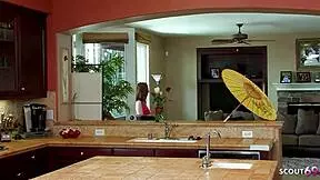 Rdečelaska zapelje starejšega soseda