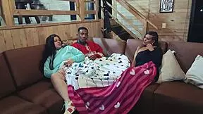 la amiga de mi esposa nos visita y me la folla mientras ella ve peliculas