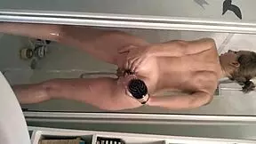 i'm watching this sexy teen girl take a shower