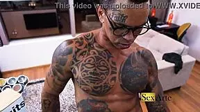 Brazilians meisje likt en zuigt haar favoriete lul voordat ze hem hard berijdt.