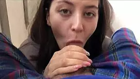 opazovala me je med puljenjem na balkonu - ljubka punca je začela sesat kurac in napolnil sem ji usta s konjem